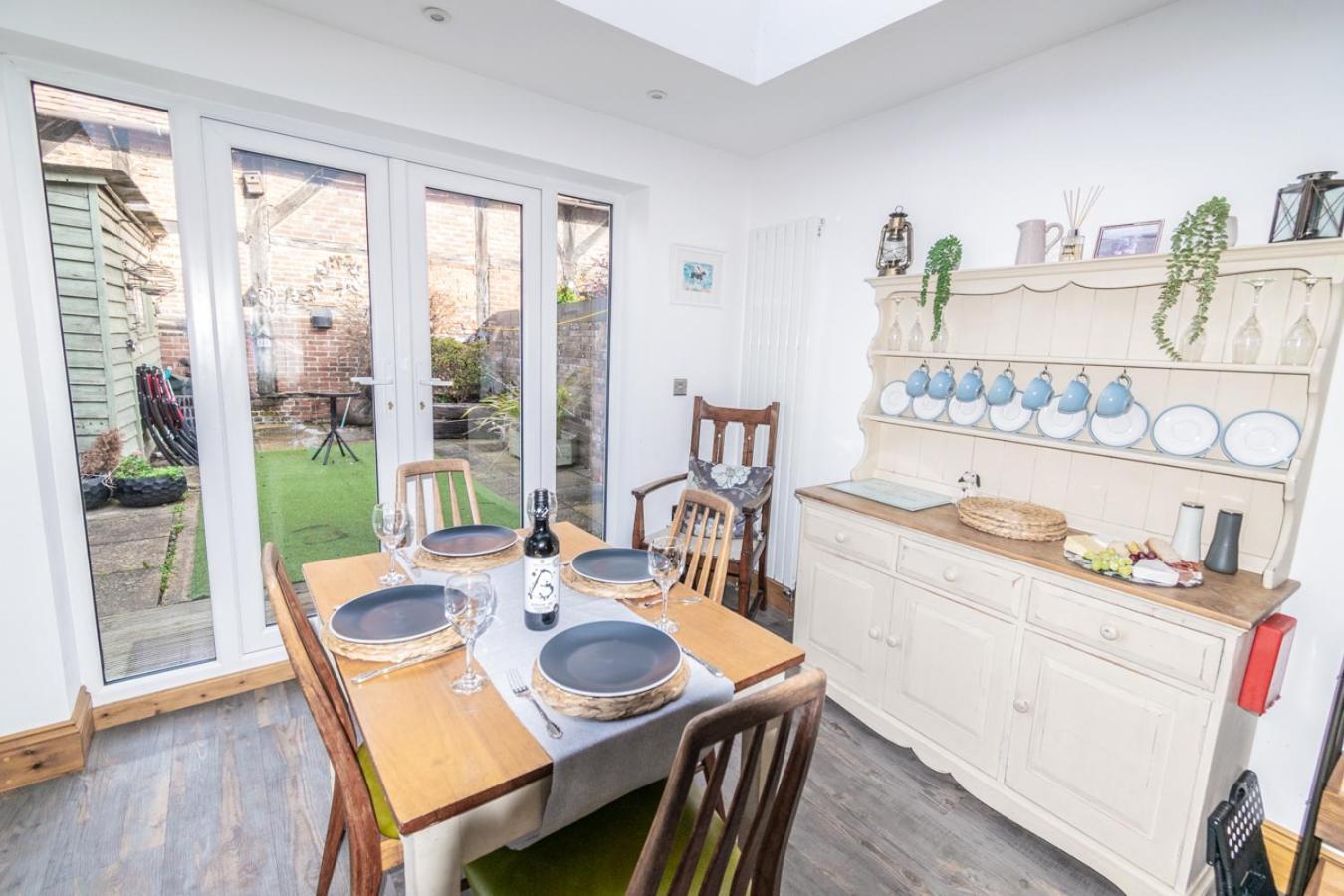 Stylish 2 Bedrooms Cosy & Bright Cottage, Pet Friendly, Sleeps 5, Titchfield Village - Summer Special Offer!! - By Blue Puffin Stays Exteriér fotografie