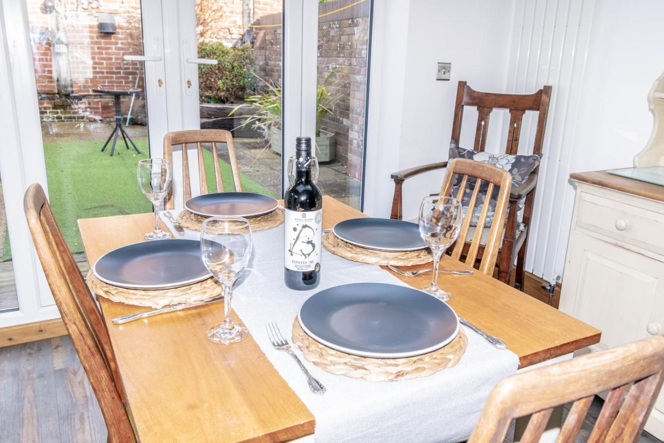 Stylish 2 Bedrooms Cosy & Bright Cottage, Pet Friendly, Sleeps 5, Titchfield Village - Summer Special Offer!! - By Blue Puffin Stays Exteriér fotografie